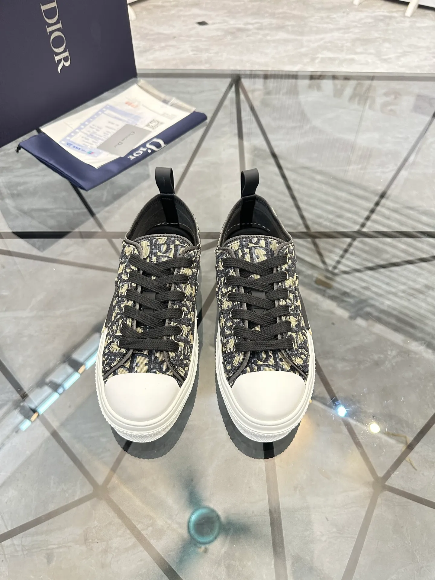 Selling men's shoes 💰: 💰P420¥ Product trademark: Dio* "Dior*" low-top casual shoes Regular size: 36-45 (can be customized to 46) Couple style B23 Product materials: Upper imported original fabric, breathable lining, original outsole. No.: 007